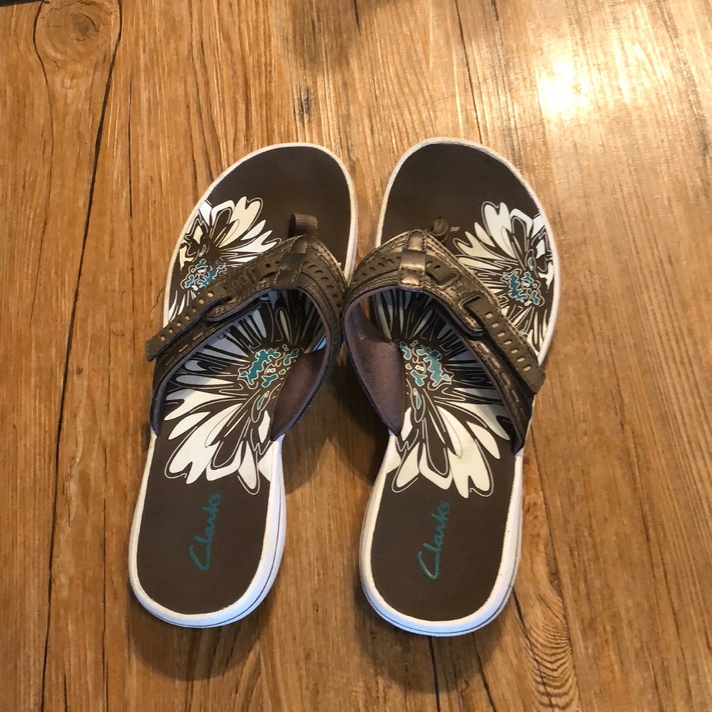 Clarks size 9 M sandals